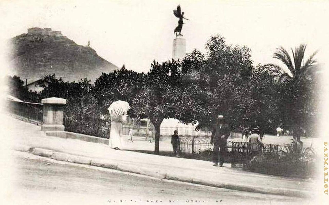 PA i- 50- Place d'armes animee.jpg